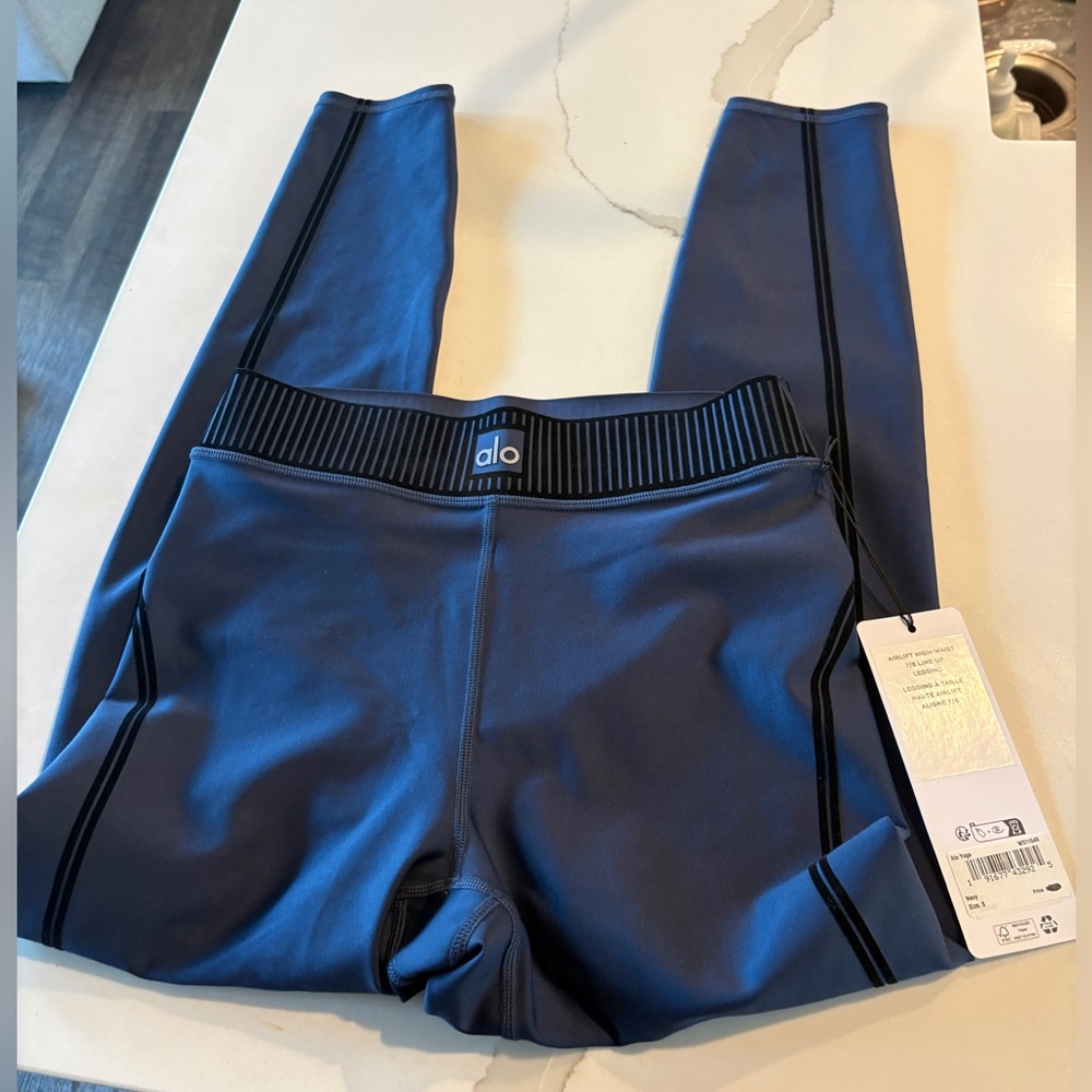 ALO Airlift High-Waist 7/8 Line Up Legging - Picture 4 of 4